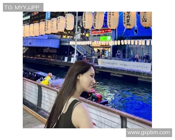 美女与足球明星亲密拥抱瞬间展现甜蜜爱情与运动激情的完美结合